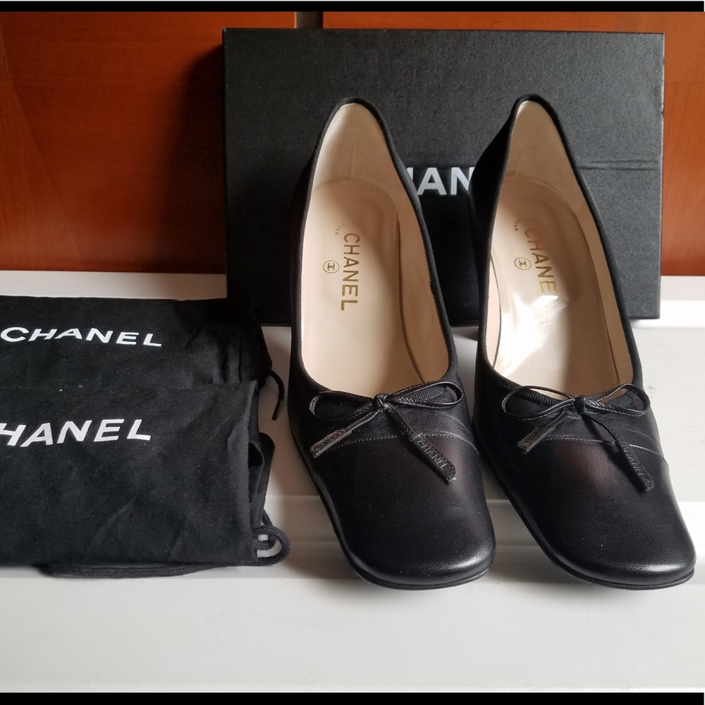 Classic CHANEL Black heels with bow - Picture 2 of 8